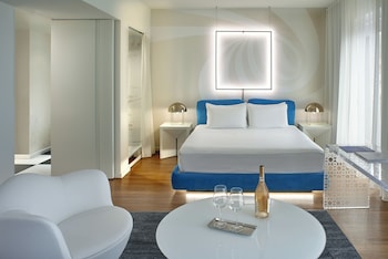 Deluxe Studio, 1 King Bed, Bathtub (Mobility & Hearing)