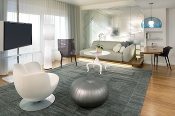 Deluxe Studio, 1 King Bed, Accessible, Bathtub (Mobility & Hearing)
