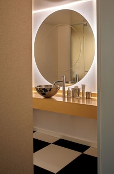 Studio, 1 King Bed (Mobility & Hearing, Roll-In Shower)