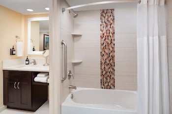 Room, 1 King Bed, Accessible, Balcony (Mobility/Hearing Access, Bathtub)