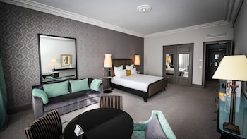 Family Room, 1 King Bed with Sofa bed, Garden View