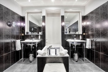 Suite Victoria Vue Jardin (1 très grand lit et 1 canapé-lit, vue jardin)