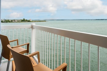 Standard Room, 1 King Bed, Balcony, Harbor View