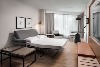 Club Studio, 1 King Bed with Sofa bed