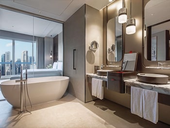 Crest Suite, 1 King, L65 Lounge Access, High Floor, 2 Balconies, Panoramic View