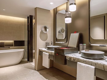 Suite, 1 King Bed, Club Lounge Access
