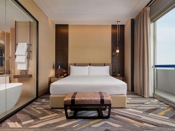 Crest Suite Marina Bay, 1 King, L65 Lounge Access, High Floor, 2 Balconies, Marina Bay View