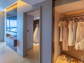 Suite, 1 King Bed, Club Lounge Access