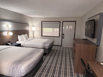 Room, 2 Queen Beds, Non Smoking, Pool View