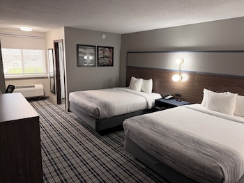 Room, 2 Queen Beds, Non Smoking, Pool View