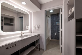 Suite, 1 King Bed, Non Smoking