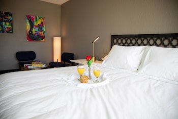 Room, 1 King Bed, Roll-in Shower, Non Smoking (Patio, Courtyard View)