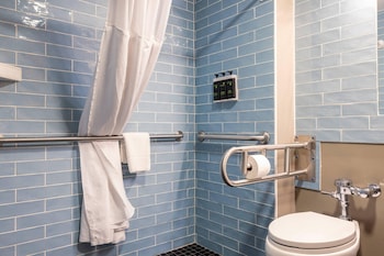 Room, 2 Queen Beds, Roll-in Shower, Non Smoking