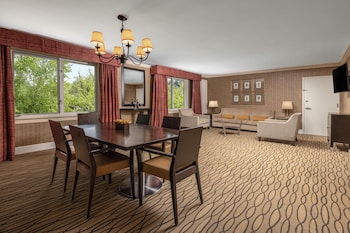 Suite, 1 King Bed, Non Smoking (Governor's)