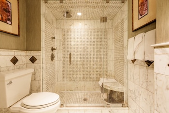 Suite, 1 King Bed, Non Smoking (Governor's)