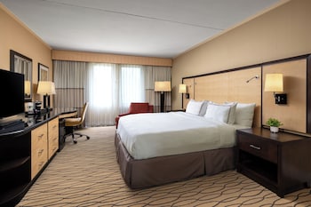 Suite, 1 King Bed, Non Smoking (Governor's)