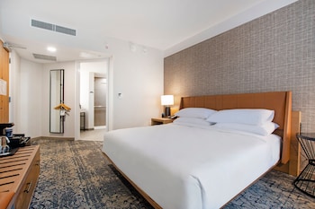 Club Room, 1 King Bed, Balcony