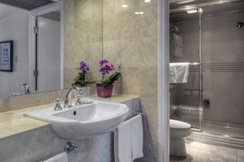 Executive Suite, 1 King Bed, Kitchen