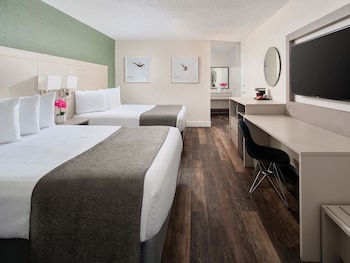 Room, 2 Queen Beds, Non Smoking, Tower (Deluxe Tower Room)