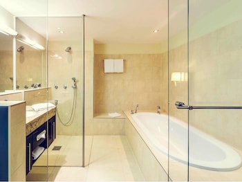 Junior Suite, 1 Double Bed (private bathroom with shower and tub)
