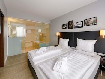 Junior Suite, 1 Double Bed (private bathroom with shower and tub)
