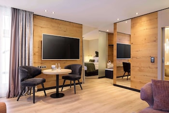Suite, 1 Double Bed, Jetted Tub, Park View