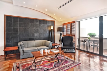 Parklane Split Level Studio - 3-5 Minutes Walking Distance to Annex Building