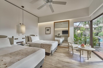 Deluxe Poolside Room