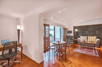 Parklane Split Level Suite - 3-5 Minutes Walking Distance to Annex Building