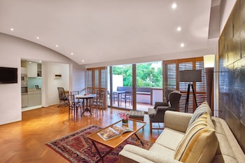 Parklane Split Level Suite - 3-5 Minutes Walking Distance to Annex Building