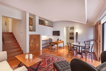 Parklane Split Level Studio - 3-5 Minutes Walking Distance to Annex Building