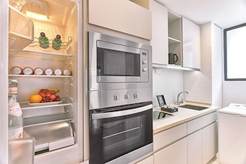 Parklane Split Level Suite - 3-5 Minutes Walking Distance to Annex Building