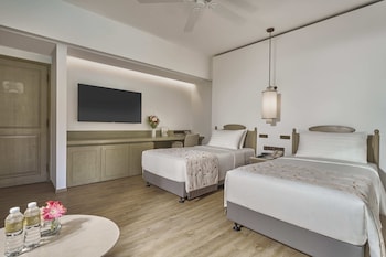 Deluxe Poolside Room