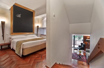 Parklane Split Level Studio - 3-5 Minutes Walking Distance to Annex Building