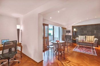 Parklane Split Level Suite - 3-5 Minutes Walking Distance to Annex Building