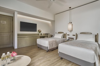Deluxe Poolside Room