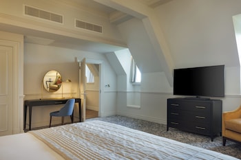 Suite, 1 King Bed (Billy Garioch)