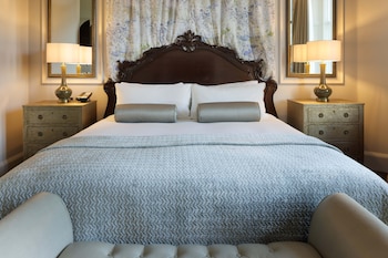 Suite, 1 King Bed, Non Smoking (Robert L Suitevenson)