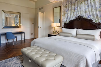 Suite, 1 King Bed (Sir Walter Scott)