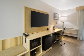 Suite, 2 Queen Beds, Non Smoking, Kitchen (Living Room w/ Sofabed, Full Kitchen)