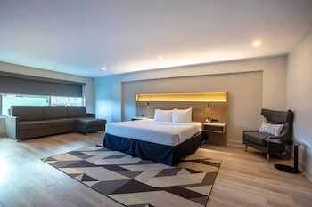 Corner Suite, 1 King Bed, Kitchenette
