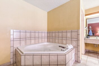 Superior Room, 1 King Bed, Non Smoking, Jetted Tub