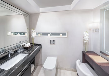 Suite, 1 King Bed, Balcony, Sea View