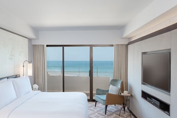 Suite, 1 King Bed, Balcony, Sea View