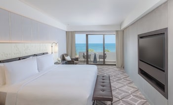 Suite, 1 King Bed, Balcony, Sea View