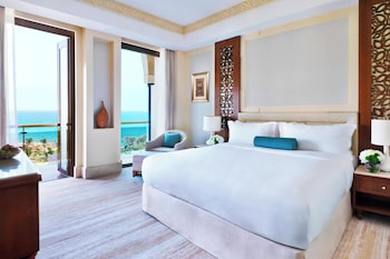 Executive Suite, 1 King Bed, Balcony, Mountain View