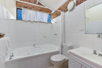 Twin Room, Jetted Tub