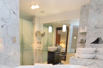 Executive Room, 1 King Bed, Jetted Tub, Ground Floor