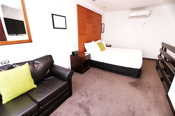 Superior Suite, 1 King Bed, Non Smoking, Jetted Tub (Living Room)