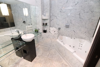 Executive Room, 1 King Bed, Jetted Tub, Ground Floor